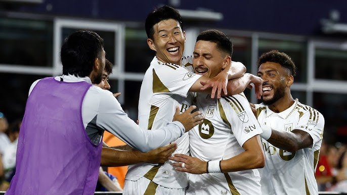 Son Heung-Min et Mathieur Choinière lors du match LAFC visite FC Dallas de la MLS